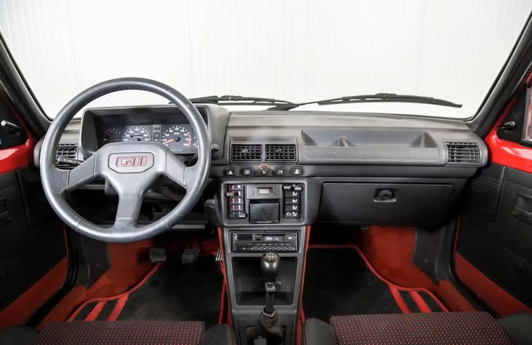 peugeot 205 GTI 1.6 rood